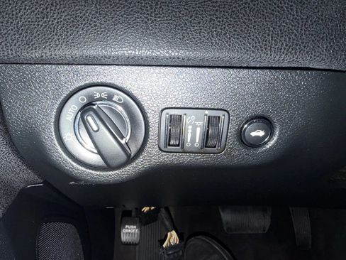 Used 2018 Chrysler 300 Touring w/ Chrome Appearance Package image 16