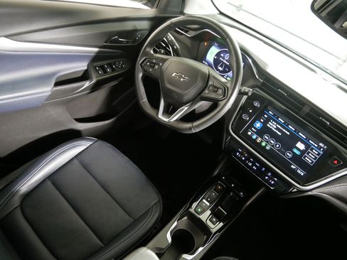 Used 2023 Chevrolet Bolt EUV LT w/ Convenience Package FWD image 9