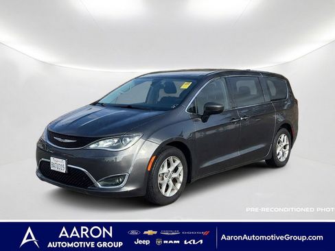 Used 2017 Chrysler Pacifica Touring Plus w/ Tire & Wheel Group FWD image 1