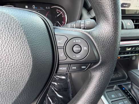Used 2025 Toyota RAV4 XLE AWD/4WD image 25