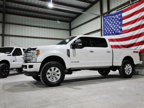 Used 2018 Ford F250 Platinum w/ Platinum Ultimate Package image 4