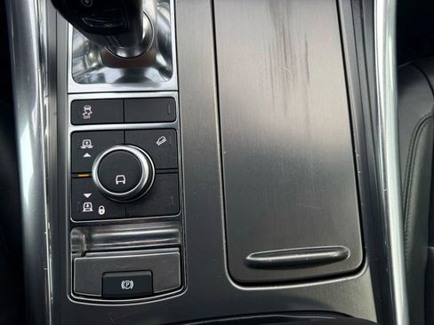 Used 2019 Land Rover Range Rover Sport SE image 24