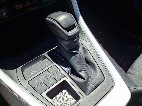Used 2021 Toyota RAV4 XLE w/ Convenience Package AWD/4WD image 15