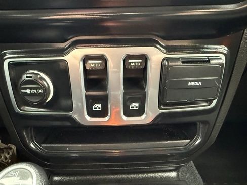 Used 2019 Jeep Wrangler Sport S image 23