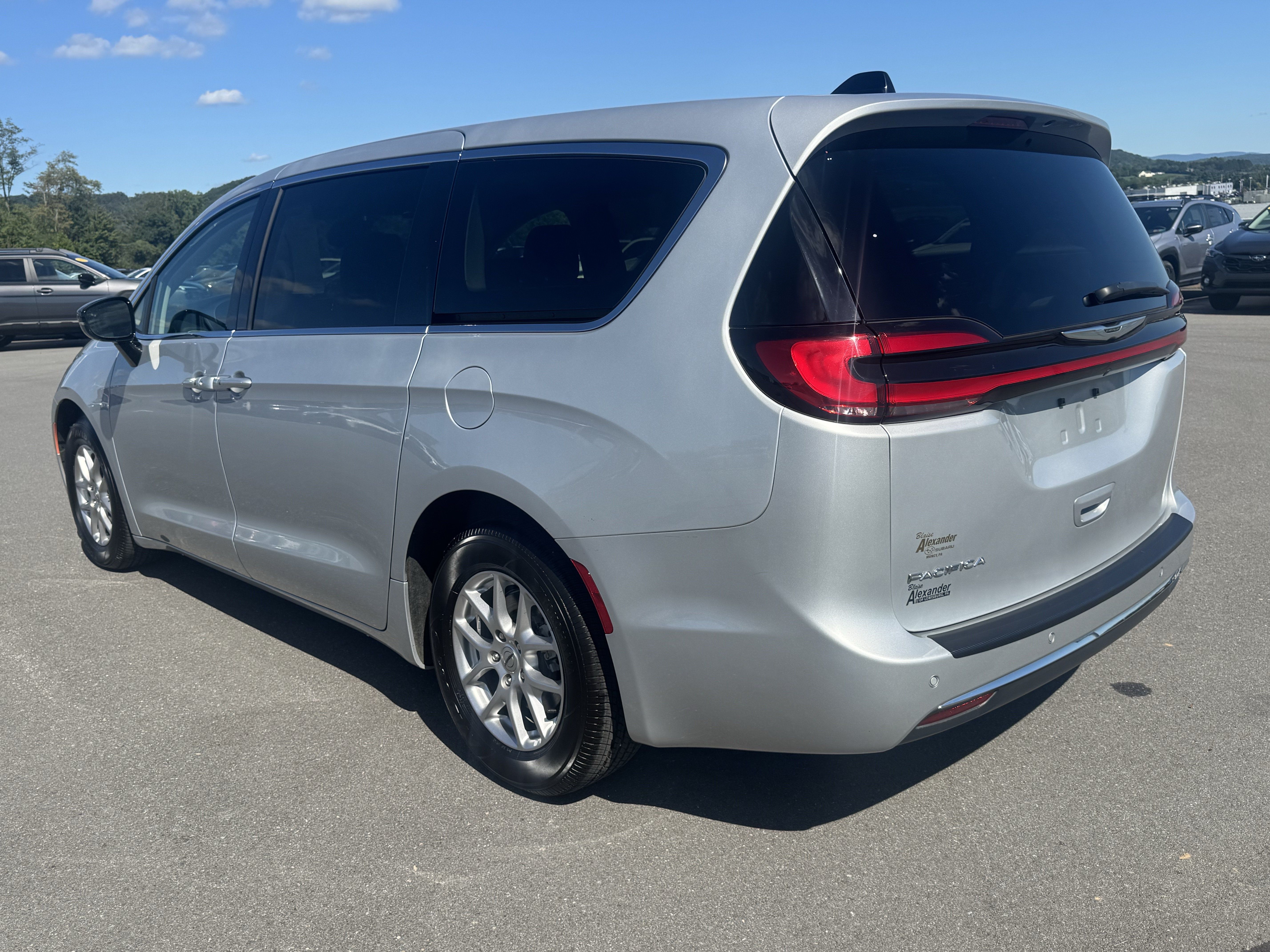 Used 2024 Chrysler Pacifica Touring-L FWD image 6