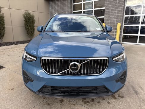 Used 2025 Volvo XC40 B5 Plus image 3