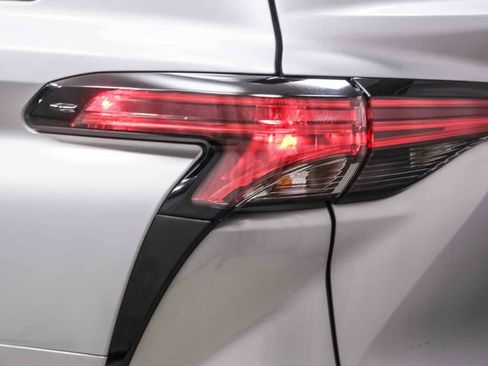 Used 2021 Toyota Sienna XLE FWD image 7