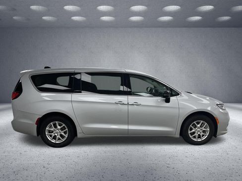 Used 2024 Chrysler Pacifica Touring-L FWD image 6