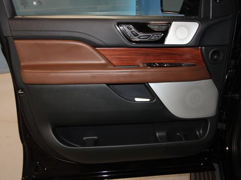 Used 2024 Lincoln Navigator Reserve AWD/4WD image 5