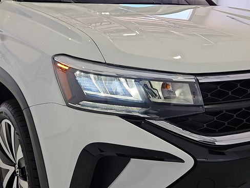 Certified 2023 Volkswagen Taos SE FWD image 6