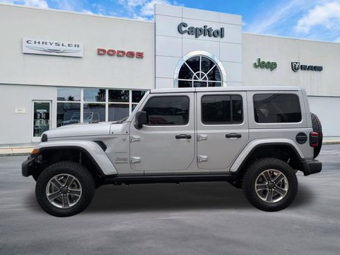 Used 2023 Jeep Wrangler Unlimited Sahara w/ Dual Top Group AWD/4WD image 7