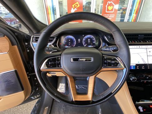 Used 2023 Jeep Grand Cherokee Summit AWD/4WD image 31