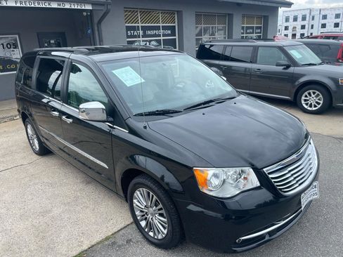 Used 2013 Chrysler Town & Country Touring-L w/ Entertainment Group #2 FWD image 21