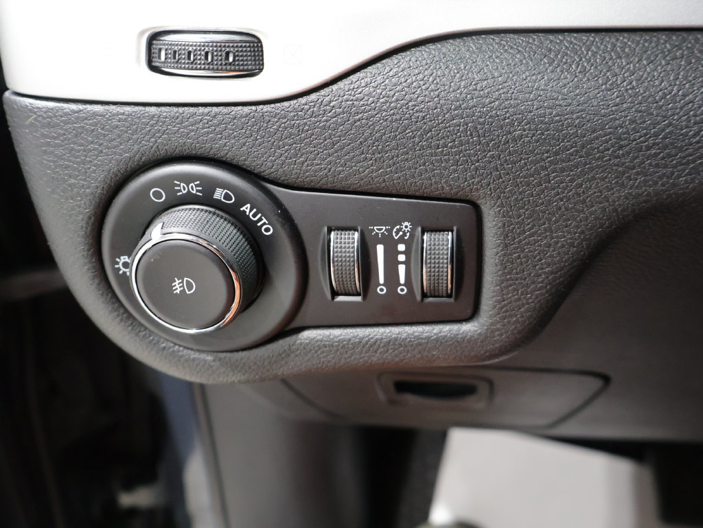 Used 2016 Jeep Cherokee Trailhawk w/ Cold Weather Group AWD/4WD image 33