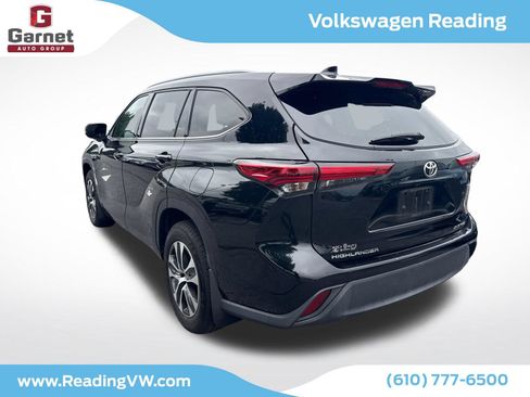 Used 2022 Toyota Highlander XLE AWD/4WD image 3