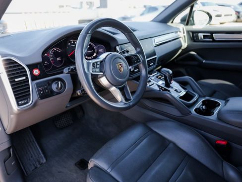 Certified 2023 Porsche Cayenne Platinum Edition image 4