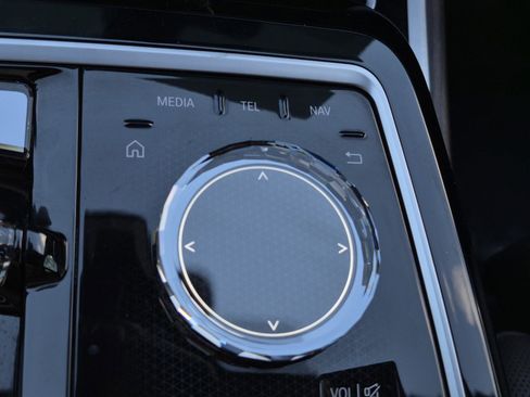 Certified 2023 BMW 760i xDrive w/ Parking Assistance Package image 21