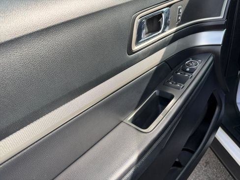 Used 2017 Ford Explorer XLT w/ Equipment Group 202A FWD image 36