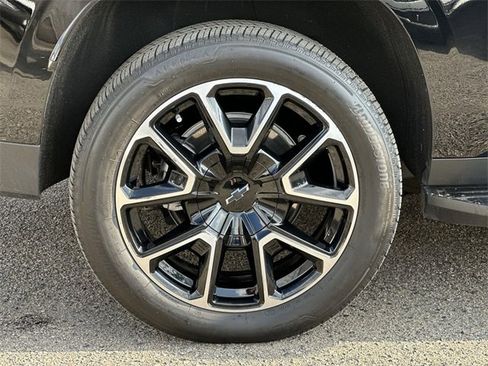 Used 2025 Chevrolet Suburban RST image 32