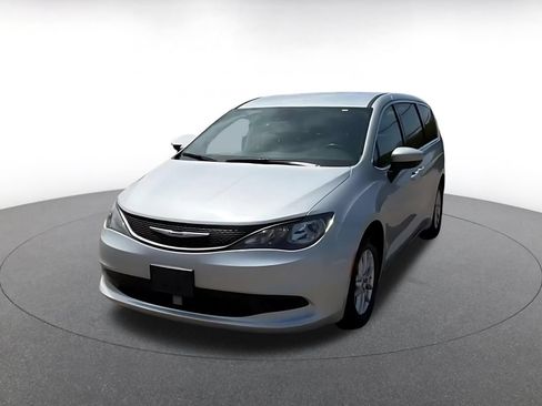 Used 2023 Chrysler Voyager LX FWD image 5