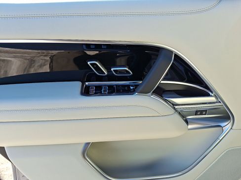 New 2026 Land Rover Range Rover SE image 4