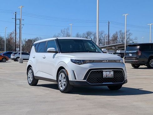 Used 2023 Kia Soul LX image 7