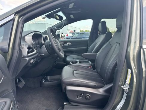 New 2027 Chrysler Pacifica Select AWD/4WD image 4