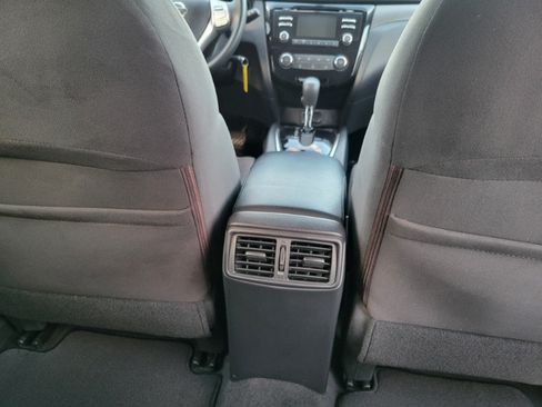 Used 2015 Nissan Rogue S FWD image 24