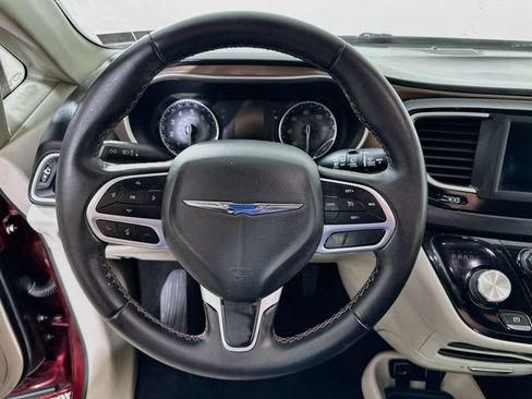 Used 2018 Chrysler Pacifica Touring-L FWD image 14