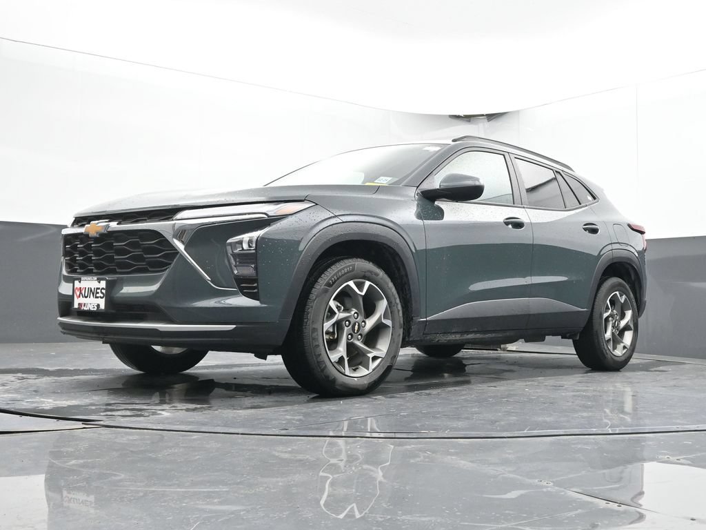 Used 2025 Chevrolet Trax LT FWD image 33