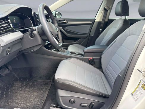 Used 2025 Volkswagen Jetta SE FWD image 19