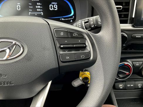 Certified 2025 Hyundai Venue SE image 12