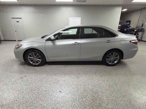 Used 2015 Toyota Camry SE image 6