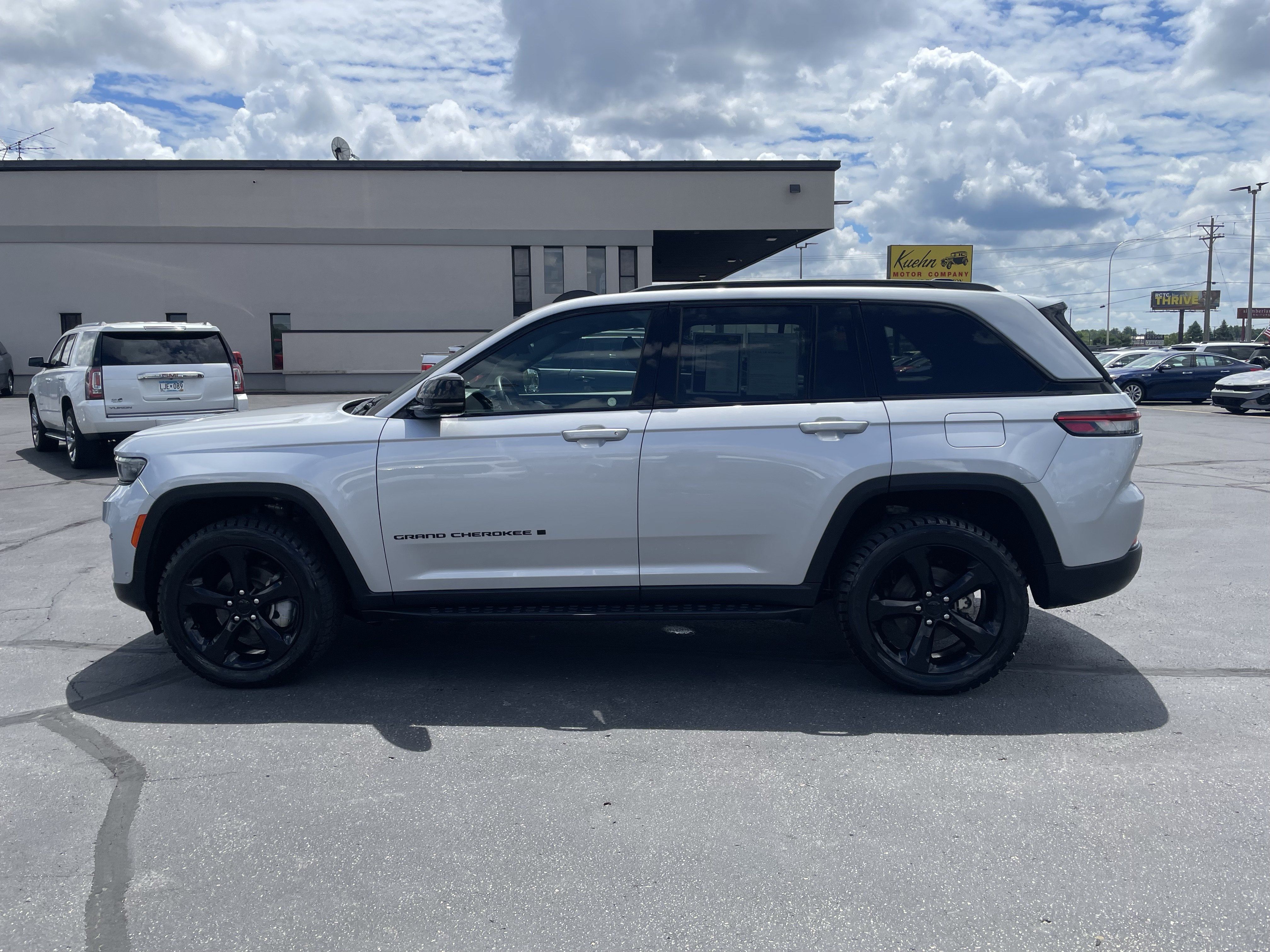 Used 2024 Jeep Grand Cherokee Limited w/ Luxury Tech Group II AWD/4WD image 5