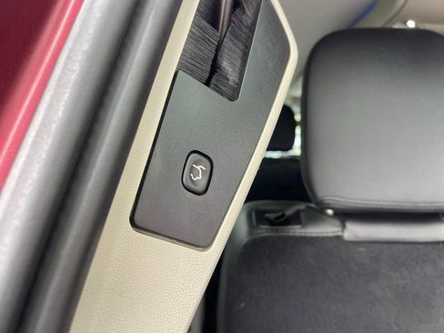 Used 2016 Chrysler Town & Country Touring w/ Driver Convenience Group image 17