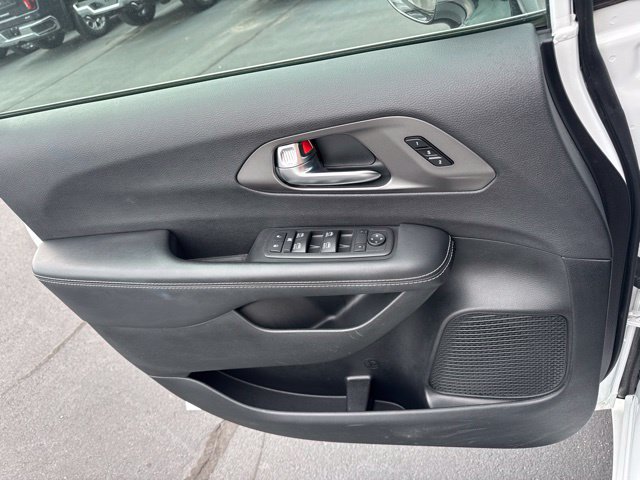 Used 2025 Chrysler Pacifica Select FWD image 16