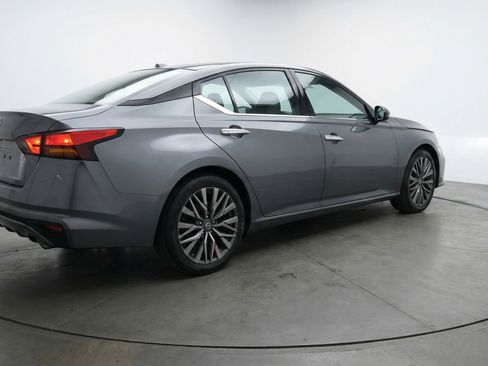Used 2025 Nissan Altima 2.5 SV image 9