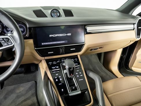 Certified 2022 Porsche Cayenne Platinum Edition w/ Premium Package Plus image 13