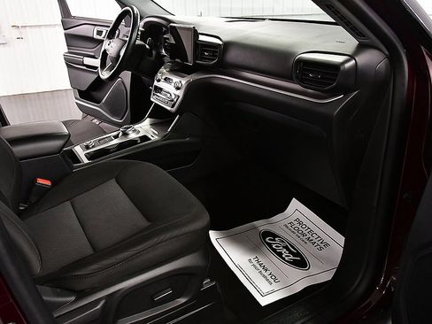 Used 2022 Ford Explorer XLT image 29