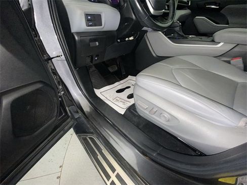 Used 2022 Toyota Highlander XLE image 12
