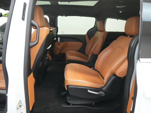 Used 2022 Chrysler Pacifica Pinnacle image 25