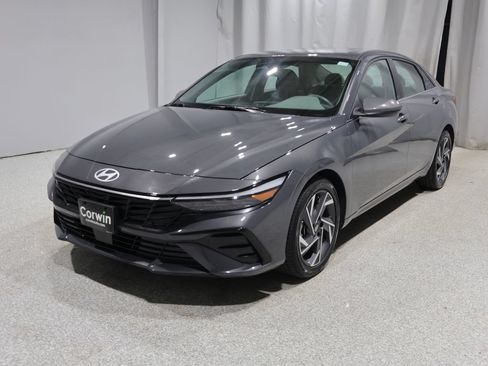 Used 2025 Hyundai Elantra SEL FWD image 6