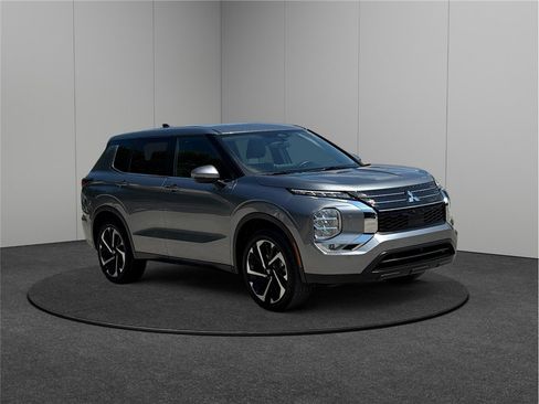 Used 2023 Mitsubishi Outlander SE image 1