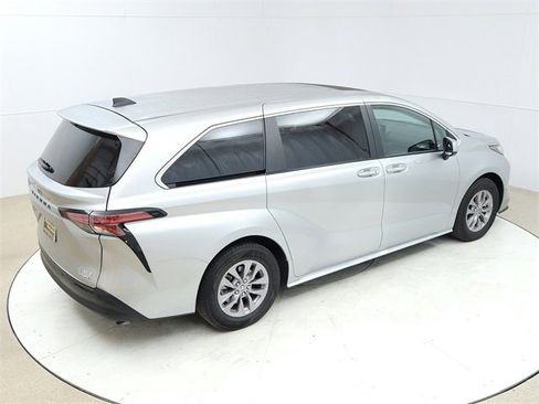 Used 2022 Toyota Sienna XLE image 19