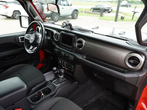 Used 2019 Jeep Wrangler Unlimited Sahara AWD/4WD image 28