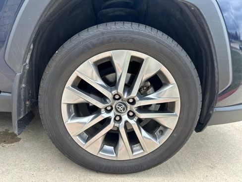 Used 2020 Toyota RAV4 XLE Premium FWD image 5