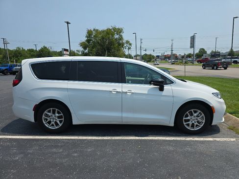 Used 2024 Chrysler Pacifica Touring-L FWD image 2