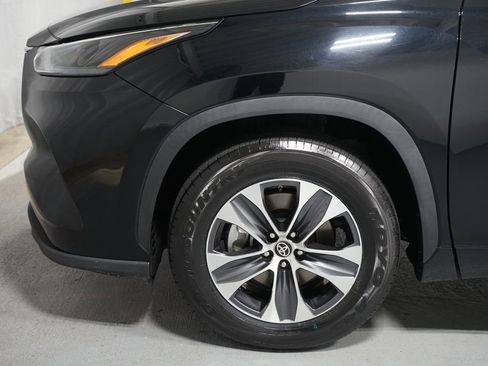Certified 2023 Toyota Highlander XLE image 5