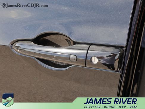 Used 2024 Chrysler Pacifica Touring-L FWD image 19