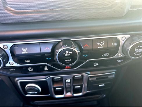 Used 2020 Jeep Wrangler Unlimited Sahara image 26